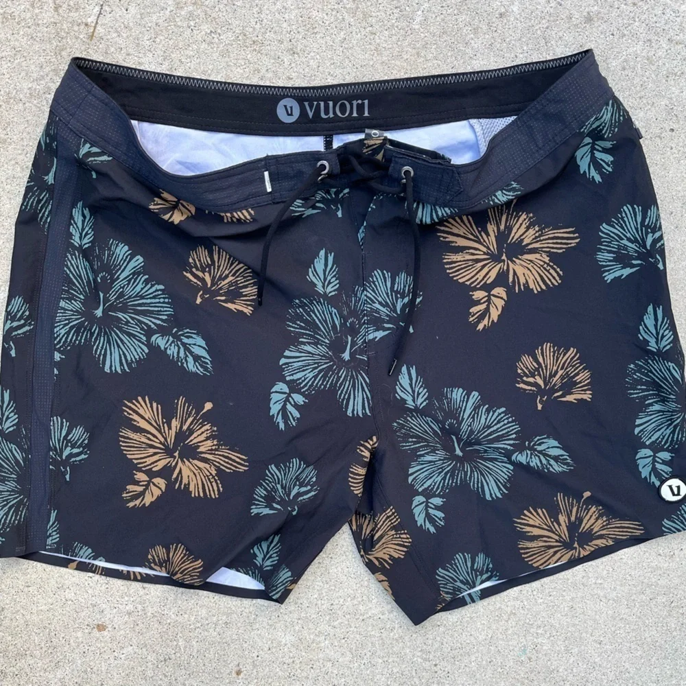 Men's Vuori Shorts Multicolor Floral 38 Pocket Active Logo Beach‎ Gym Surf Swim